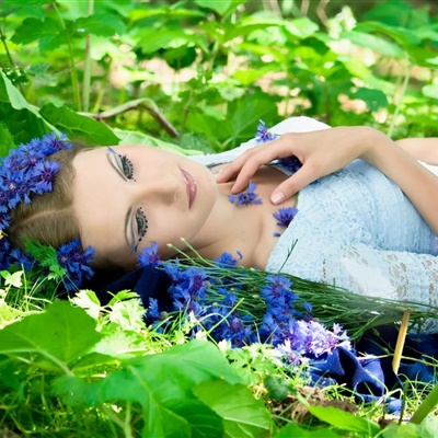 躺在草地上的女生头像，躺在地上的性感唯美美女