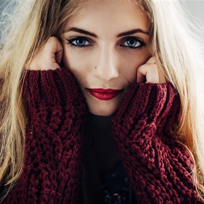 适合中年女性用的头像，冬天穿高领毛衣的漂亮美女图片