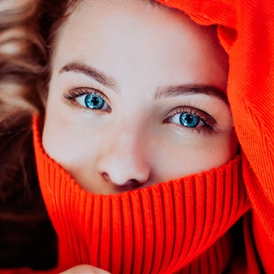 适合中年女性用的头像，冬天穿高领毛衣的漂亮美女图片