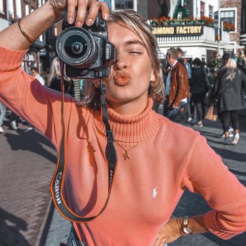 最新欧美拿着相机拍照的女生头像，生活来源与记录留住