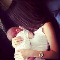 qq情侣头像抱抱着孩子,抱着个孩子的情侣头像,可爱的小宝宝添加了幸福感