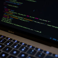程序员专用头像、黑客计算机头像，电脑屏幕上显示的代码图片
