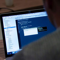 程序员专用头像、黑客计算机头像，电脑屏幕上显示的代码图片