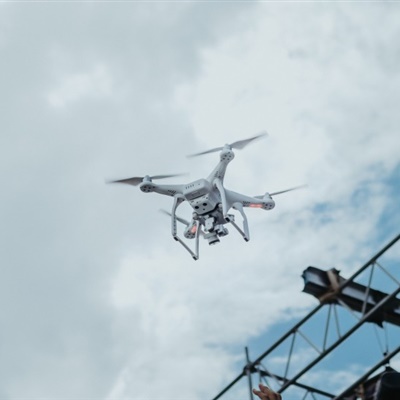 无人机头像 低空飞行的遥控无人机图片