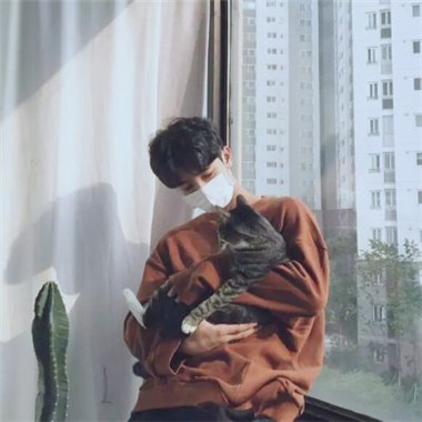 好看男生头像 抱着猫的帅哥真的很有爱心