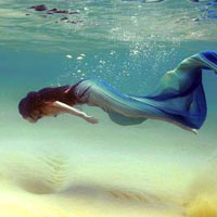 水中女生头像,把所有不快乐都让海水覆盖掉了
