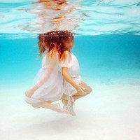 水中女生头像,把所有不快乐都让海水覆盖掉了