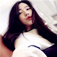 简单利落又显气质时尚女生头像,玩手机的,戴口罩的