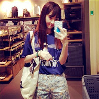 简单利落又显气质时尚女生头像,玩手机的,戴口罩的