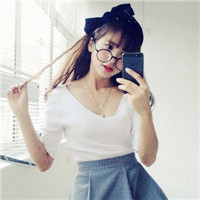 简单利落又显气质时尚女生头像,玩手机的,戴口罩的
