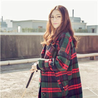 简单利落又显气质时尚女生头像,玩手机的,戴口罩的