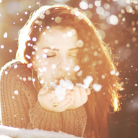 唯美雪地欧美女生头像图片,双手捧着雪用嘴吹的