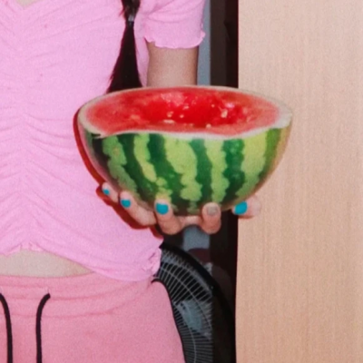 吃西瓜的女孩头像，纯纯的这才是最喜欢的风格