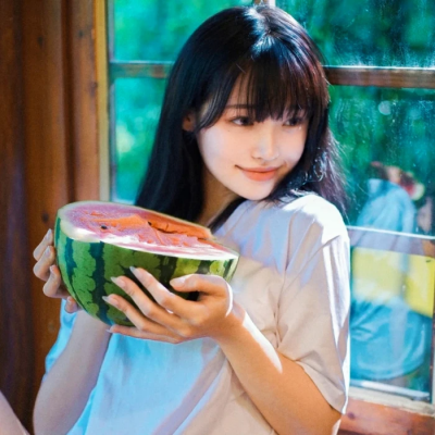 吃西瓜的女孩头像，纯纯的这才是最喜欢的风格