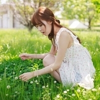 草绿色，绿色的唯美意境森系女生头像图片,有花，草，地面，山