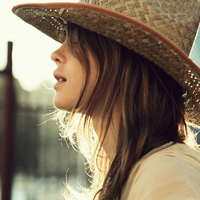 站在阳光下戴帽子的女生头像,成熟大方的气质美女