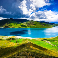 西藏羊卓雍措美如画,湖光山色之美