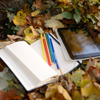 唯美诗意头像,日记本、彩色铅笔和平板电脑图片
