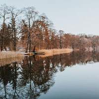 现在的夏天让我们想起冬季是不错的 唯美湖边图片头像
