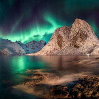 美丽的挪威极光风景头像图片，发出不同颜色的光