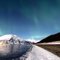 美丽的挪威极光风景头像图片，发出不同颜色的光