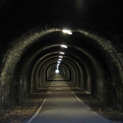 别致的风景头像，神秘悠长的隧道唯美图片