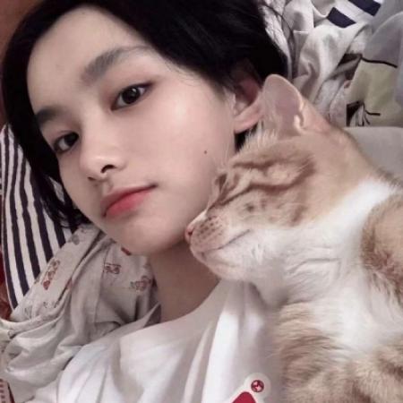 女生抱猫头像，女生抱猫头像真人