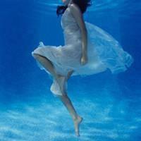 意境唯美溺海女生唯美头像,在水中的自由,无声的世界