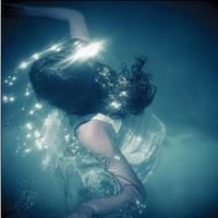意境唯美溺海女生唯美头像,在水中的自由,无声的世界