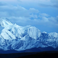 四川贡嘎山雪山风景图片,和天上的白云对接了