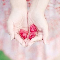 手捧鲜花,苹果,千纸鹤,草莓,银杏叶的QQ唯美头像图片