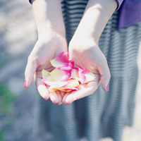 手捧鲜花,苹果,千纸鹤,草莓,银杏叶的QQ唯美头像图片