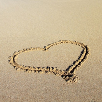沙滩爱心头像,沙滩上的爱心图片,我们的心永远在一起的
