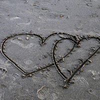 沙滩爱心头像,沙滩上的爱心图片,我们的心永远在一起的