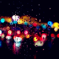 雨夜的夜晚,也能看见漂亮的霓虹灯,想起心中的她