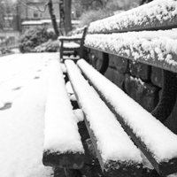 冬季雪地公园长椅唯美QQ头像图片