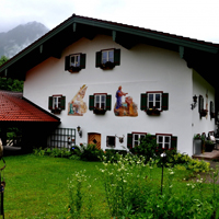 德国国王湖小镇风景,豪华的别墅坐落在山上