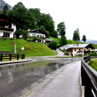 德国国王湖小镇风景,豪华的别墅坐落在山上