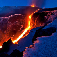 壮丽火山自然风景头像,通红的岩石被推到高空又疾驰落下