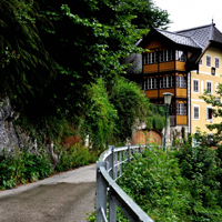 奥地利哈尔施塔特秀丽风景,山角下漂亮的别墅坐落在水边