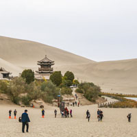 朋友旅行分享甘肃敦煌月牙泉图片风景欣赏一下吧