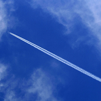 划破天空美景图片,好看的飞机拉的烟很迷人