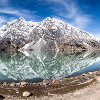 西藏然乌湖风光蓝天白云,雪山倒影在水中