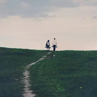 青山雾浓浓,白云在天边漂,蔚蓝的大海就在我们眼前