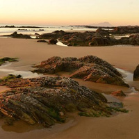 好看的海滩沙滩礁石伴着夕阳风景图片大全