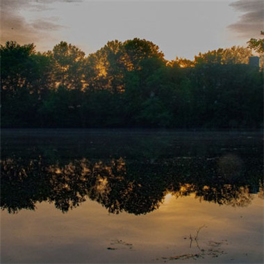 平静的湖面风景头像-平静的湖面给人一种放松的感觉