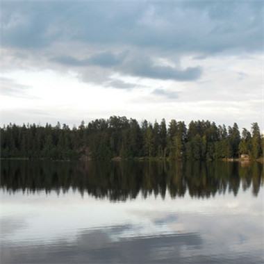 平静的湖面风景头像-平静的湖面给人一种放松的感觉