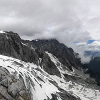 苍翠欲滴的浓绿山水美景，云南泸沽湖风景图片