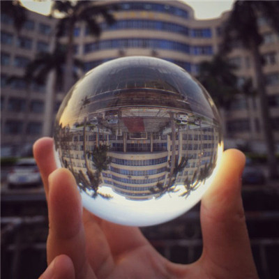 带来好运的头像 光滑透明的水晶球图片