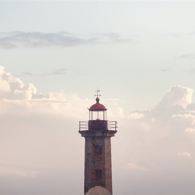 高大的海边灯塔美景做微信头像也受欢迎的